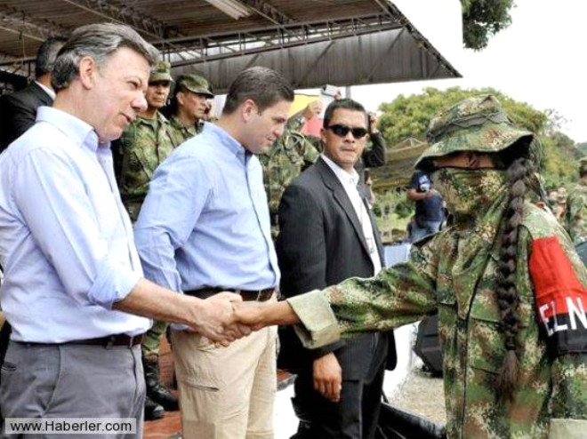 Kolombiya Hkmeti ve FARC iki yl nce grevde olan merkez sac Juan Manuel Santos Hkmeti ile silah brakarak masaya oturmu ve 