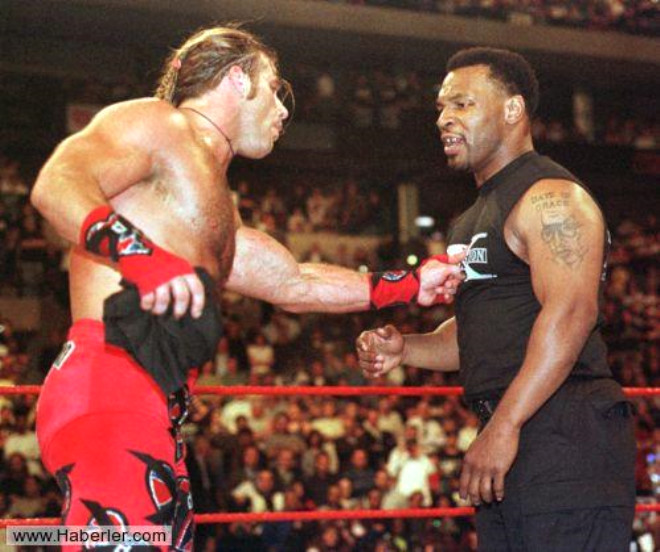 Mike Tyson, 1997 ylnda Evander Holyfield ile yapt unvan mann 3. raundunda rakibinin kulan srarak koparmt.
