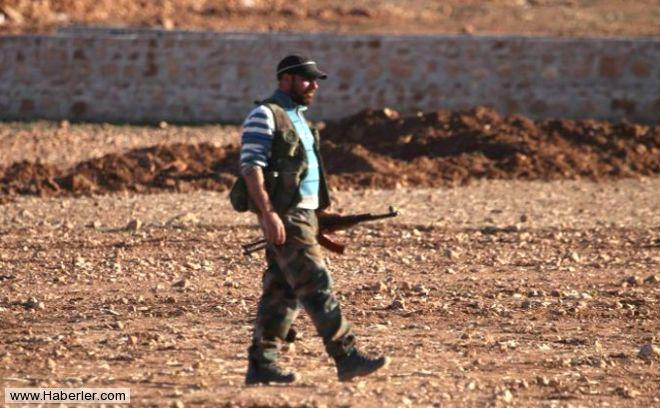 Bat cephesinde atmann olmad zamanlarda silahlarn temizliini yapan YPG savas
