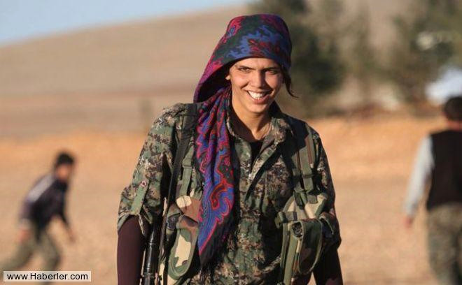 Bat cephesinde atmann olmad zamanlarda silahlarn temizliini yapan YPG savas.
