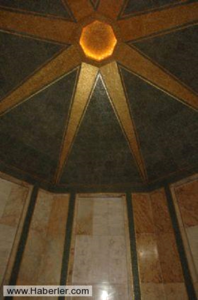 Bronz kapnn ardndaki pirin kap aldnda Trk bayraklaryla birlikte, Seluklu ve Osmanl trbe mimarisi tarznda sekizgen planl olarak ina edilen odaya ulalyor.
