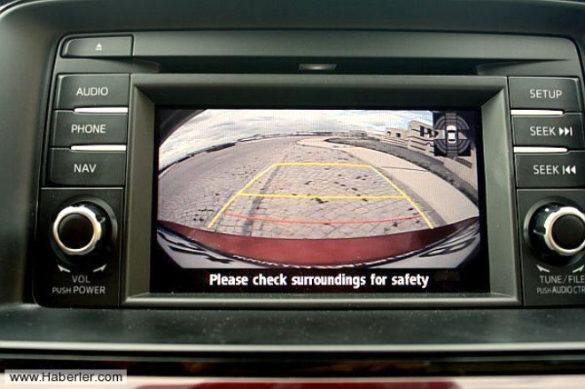 Orta blmdeki ekran sayesinde Mazda 6 ile ilgili birok bilgiye eriebilir ve ekran vitesiniz R konumdayken geri park kameras olarak kullanabilir. 

 
