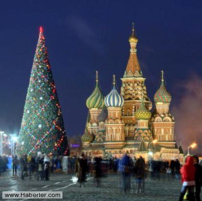 Ruslar, dier Hristiyan toplumlarndan farkl olarak, Noel yerine yeni ylda kutlama yaparlar.
