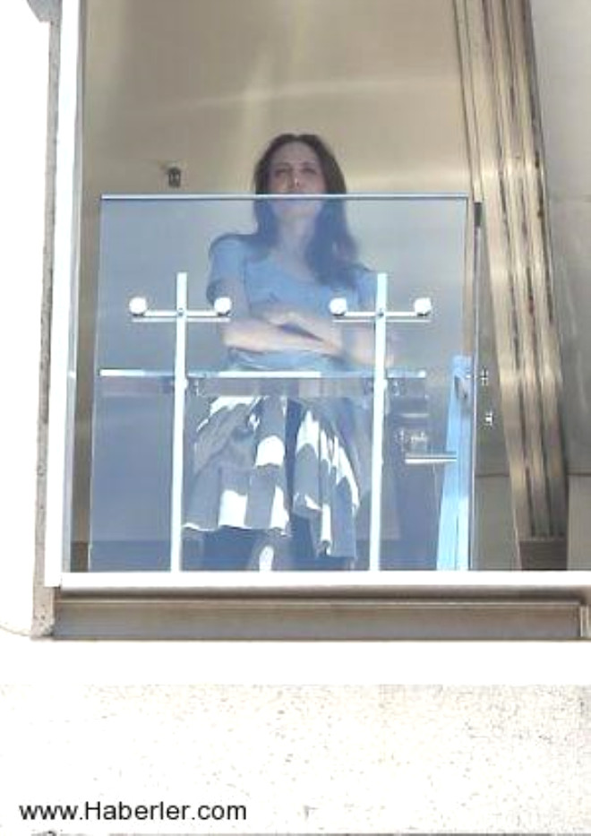 Gri bir tirt ve siyah pantolon giyen 39 yandaki Jolie, bir ara ellerini gsnde kavuturup dalgn dalgn otel balkonundan grlen liman manzarasn seyretti.
