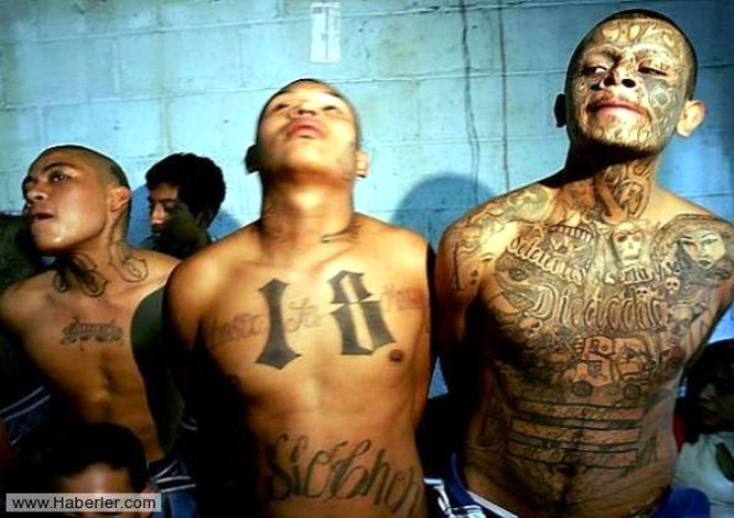 Los Zetas: Dnyann en gl uyuturucu etelerinden birisidir. Los Zetas, bugne kadar ok sayda karanlk olayn sorumlusudur.

