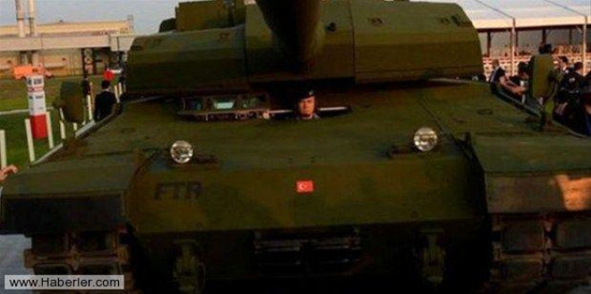 Altay tanknda tank komutan, nianc, src ve doldurucu olarak 4 mrettebat grev yapyor. AltayY