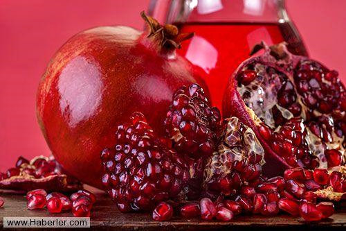 Kurutulan nar kabuklar�ndan yap�lan �ay ile bu bile�ikleri alabilmek m�mk�n. Ayr�ca bu bile�ikler kalp damar sistemimizi canl� tutarak, olu�abilecek bir damar yap� bozuklu�una kar�� bizi korumaktad�r. Fazla nar kabu�u �z�t� tansiyon d���r�c� etki g�sterdi�inden, t�ketilen miktara dikkat edilmesi gerekmektedir.
