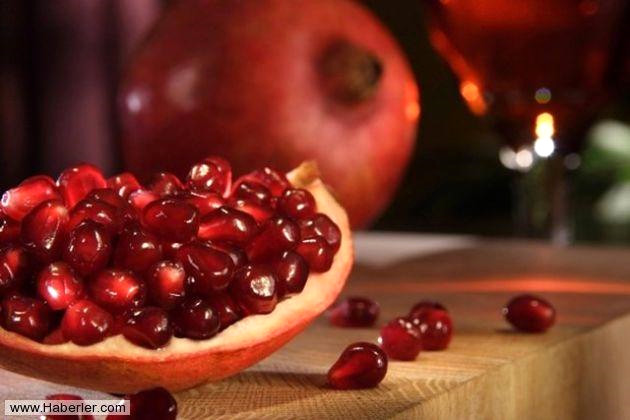 Nar suyu �z�t�, nar�n s�k�larak elde edilen meyve suyunun �s� uygulanmadan kurutulmas� ile elde edilmektedir. Ba����kl�k sistemini g��lendirerek, do�al bir antioksidan kayna��d�r. C vitaminden olduk�a zengin olan nar, �st solunum yolu hastal�klar�ndan da olduk�a koruyucudur. Ayr�ca k�t� kolesterol� d���r�c� etkisi oldu�u da bilinmektedir.
