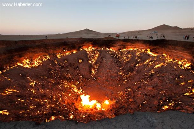 Srekli yand iin adna, Cehennem ukuru ve Kyamet Gaz Krateri denilen bu dehet verici olay ilk olarak 1971 ylnda SSCB dneminde bulundu.