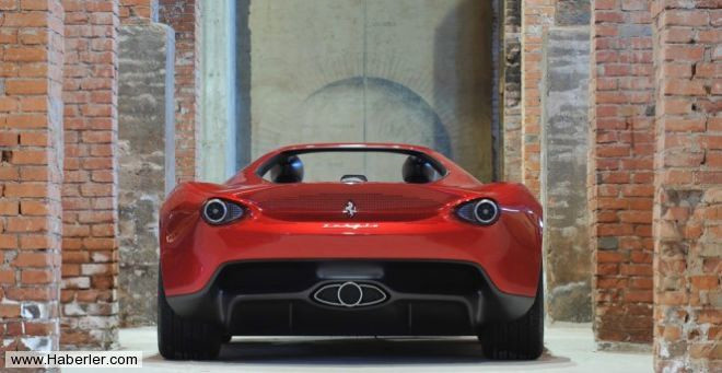 lk olarak 2013 Cenevre otomobil fuarnda konsept haliyle hayranlarnn karsna kan Ferrari Sergio k ve sportif tasarmyla byk beeni toplam ve koleksiyonerlerin ilgi oda haline gelmiti.
