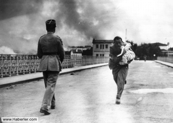 SPANYA  SAVAI / Fotoraf: Horace Abrahams / spanya  Sava srasnda bir gazeteci, kucandaki bebei atmadan karmak iin bir kprnn zerinde kouyor. 17 Temmuz 1936 - 1 Nisan 1939 tarihleri arasnda spanya