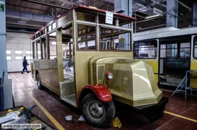Kazm Taylan Sever, fuara hazrlanmas iin onarm ve bakm almalar yaplan "Renault-Scemia" marka otobsn de tarihesini anlatt. Tramvay ebekesine destek ve tramvay iletilemeyen akslarda alternatif tamaclk yapmak zere 1927