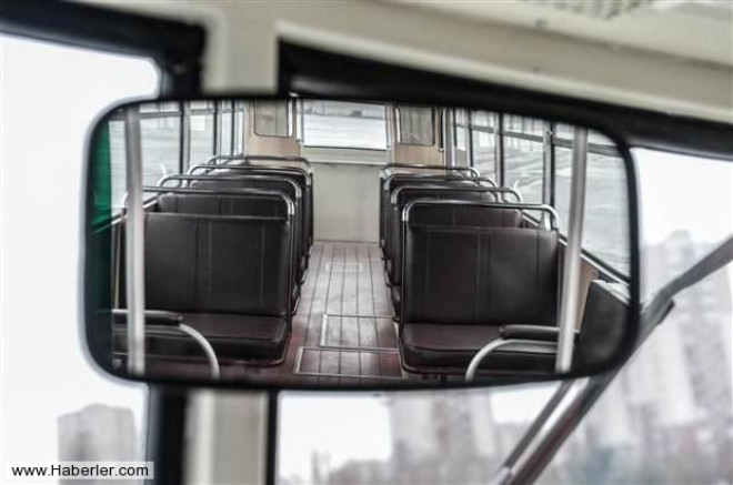 Bunlarn 76 yolcu tama kapasitesine sahip, o dnemin ilk alak tabanl aralar olarak kabul edilen, yar-otomatik vitesli otobsleri olduunu kaydeden Sever, "Leylandlar"n 15 Aralk 1992