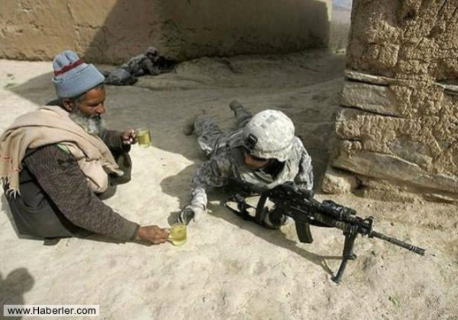 Afgan vatanda Amerikal askere ay ikram ediyor...
