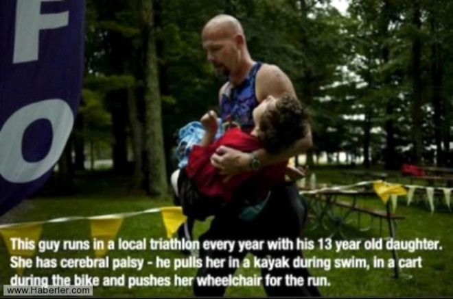 Bir baba, 13 yandaki Selebral Palsi hastas kzn tayarak, her yl yerel triatlona katlyor...
