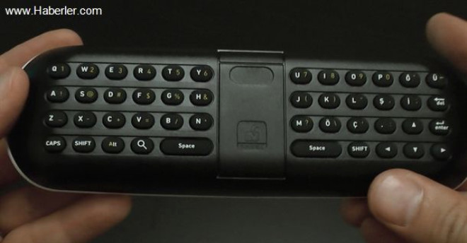 <p>Kumandann arkasn evirince mini bir klavye gryoruz. Bu klavye sayesinde interaktif televizyon deneyimi ok daha kolay.</p>

