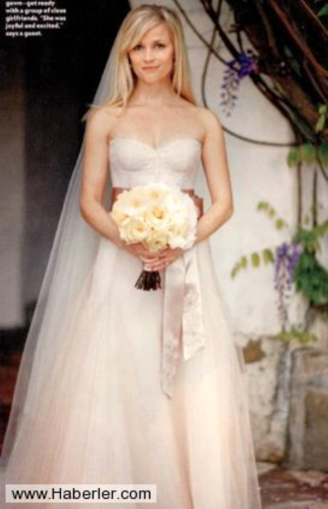 Reese Witherspoon, ikinci evliliinde Monique Lhuillier imzal uuk pembe bir gelinlik giymi. Model olduka sade ve ho, el buketi ise harika..
