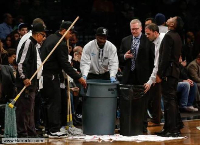 NBA liginde oynayan Brooklyn Nets takmna 2012-13 NBA sezonunun balamasyla birlikte resmi spor salonu olarak da hizmet veren Barclays Center 1 milyar dolara mal oldu.
