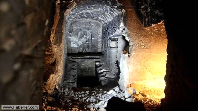 Arkeologlar, ana odas be stundan oluan mezarn merdivenlerle aa inilen katnda Osiris