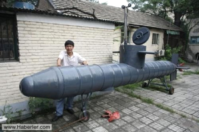 Tao Xiangli petrol varillerinden kendisi iin denizalt yapm. Tamamen alr durumda olan denizalt birbirine gemi petrol varillerinden oluuyor ancak iinde bir denizaltnn ihtiyac olan derinlik kontrol tank, periskop gibi teknik zellikler de mevcut.
