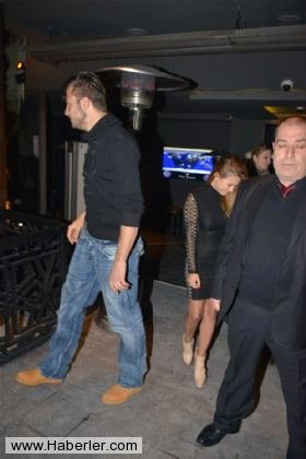 �� y�ll�k evli olan Karadeniz, ilk panik an�ndan sonra gen� k�z�n elini b�rakarak farkl� y�ne do�ru y�r�meye ba�lad�. Bu arada yan�ndaki g�zelin de g�zya�lar�n� tutamad��� fark edildi.
