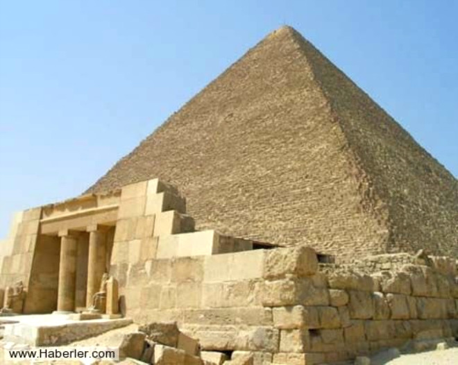 Kutsal saylan lm krala armaanlarn sunulduu bir tapna da ieren Basamakl Piramit ve ek yaplar geni bir duvarla evrelenmitir. 60 metre yksekliinde olan ve kire tandan yaplan bu piramit Eski Msr