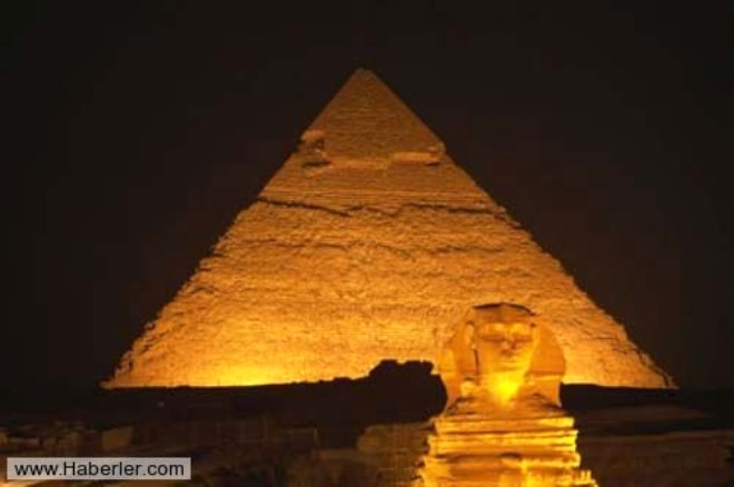 Bu piramit ve etrafn evreleyen bloklar; mimar mhotep tarafndan tasarlanmtr. Ayrca bu yaplar dnyann en eski ekilli talardan ina edilmi yapsdr.Yapmda alan iiler piramitlerin srrn bildikleri iin yapm bittikten sonra ldrlmlerdir.
