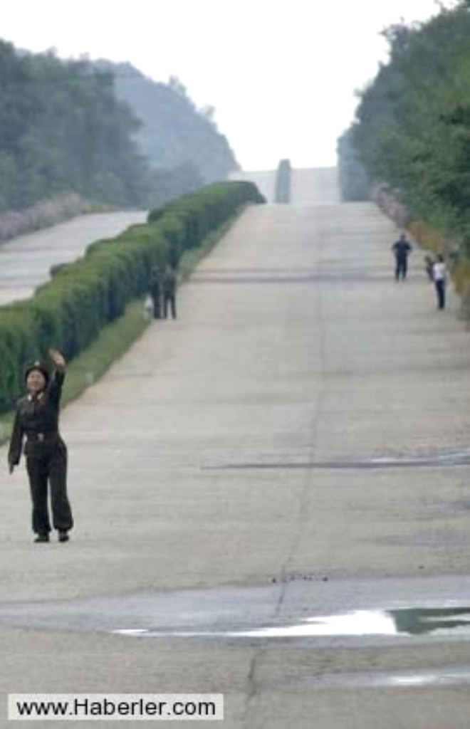 Lafforgue yanndaki resmi devlet grevlisi rehberlere ramen Kuzey Kore