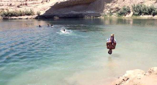 Gafsa Kamu Sal Birimi, blgede Lac de Gafsa ad ile anlan glde yzmeyi resmen yasaklamad ancak halk gl suyunun zararl hatta radyoaktif olabilecei konusunda uyard.

