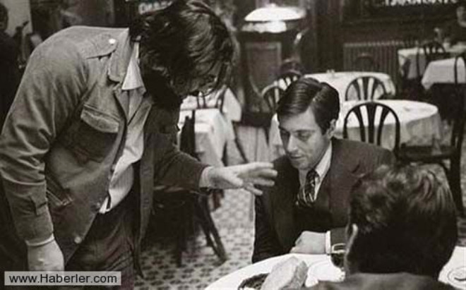 The Godfathern ynetmeni Francis Ford Coppola, filmin ekimleri esnasnda Al Pacinoya direktif verirken, 1972
