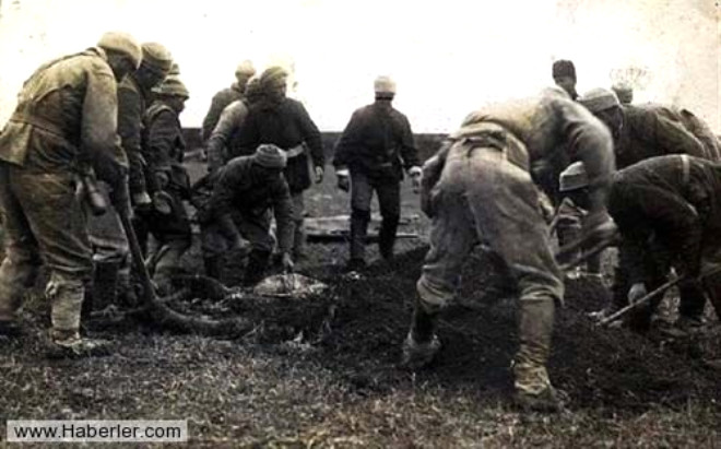 Rus Ordusu geri ekilirken, Osmanl askerleri ldrlen Mslman sivilleri gmyordu, 1918

