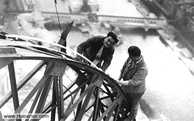 Eyfel Kulei zerinde alan elektrik teknisyenleri, Paris, 1937

