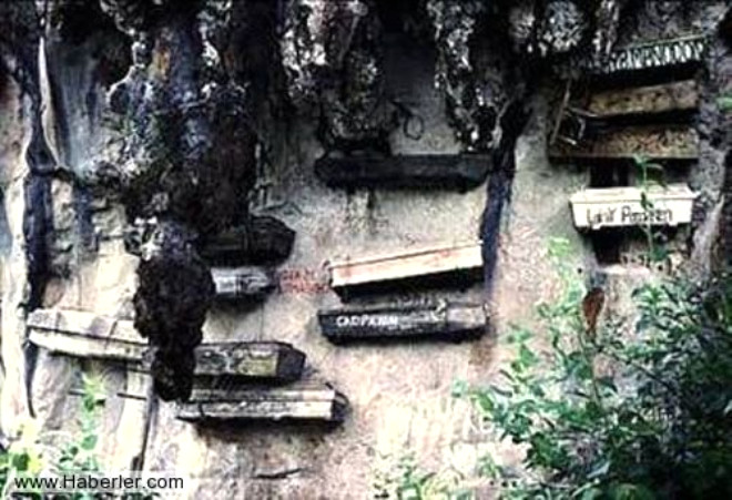 Filipinlerdeki Limestone maaralar llerin evi olarak grlyor. ller maaralarda yaklyor ve bu yzden maaralarn d yzeyleri tabutlarla kapl bir ekilde. Bu gelenek in
