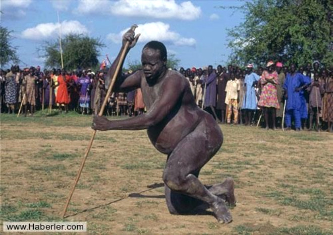 Afrika kabilesinde kendini kantlamaya alan bir erkek.
