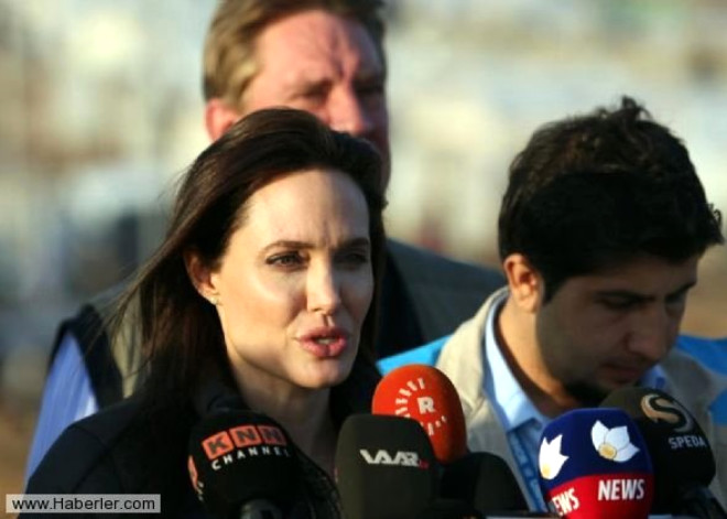 Uluslararas medyann byk ilgi gsterdii toplantda Angelina Jolie, kampta grdklerinin "gerekten znt verici" olduunu belirterek, snmaclarn "ok ar artlarda" barndn syledi. Irak