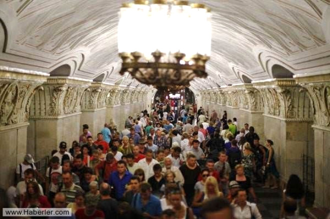 Gnde 9 milyon yolcu Moskova metrosuyla seyahat ediyor. Bu Londra ve New York metrolarnn gnlk toplam yolcu saysndan fazla.
