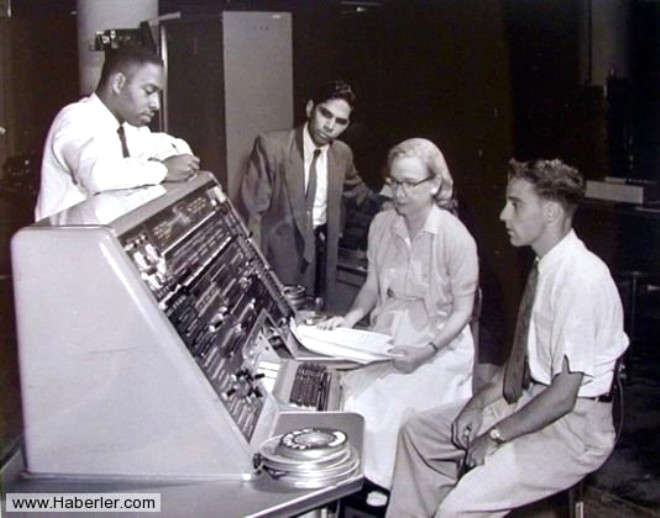 Grace Hopper: "Bilgisayarlarn Annesi" lakabl bu kadn BM-Harvard Mark 1 modeli ile ilk byk lekli bilgisayar gelitirdi.

 

