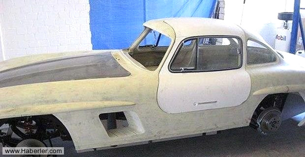 Sergei isimli Rus otomobil ustas� Mercedes 300 SL modelini a��r� sab�r gerektiren bir �aba ile restore etti.
