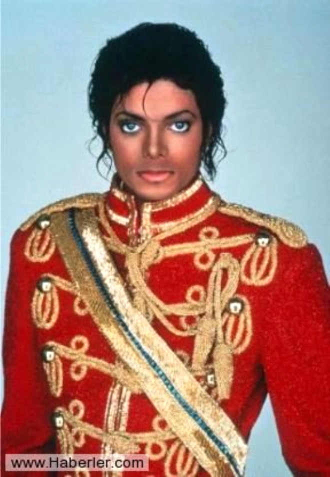 Bataki korkusuna ramen Michael Jackson, aa yukar 100 estetik operasyon geirdi. Botoks yaptrd, ten rengini atrmaya alt, yanaklarn kaldrtt, dudaklarn iirdi, burnunu delikleri kapanacak denli kltt... En sonunda da herkesin aklnda kalan grntsne ulat.
