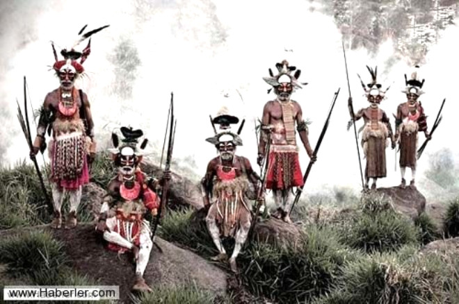 

Dil bakmndan dnyann en zengin lkesi olan Papua Yeni Gine, 700 yerel dile ev sahiplii yapyor. Nelson tarafndan fotoraflanan Huli, Asaro ve Kalam gibi kabileler dalarn arasnda izole bir hayat srp baka kabilelerle veya dnyayla fazla iletiim kurmuyor.



 
