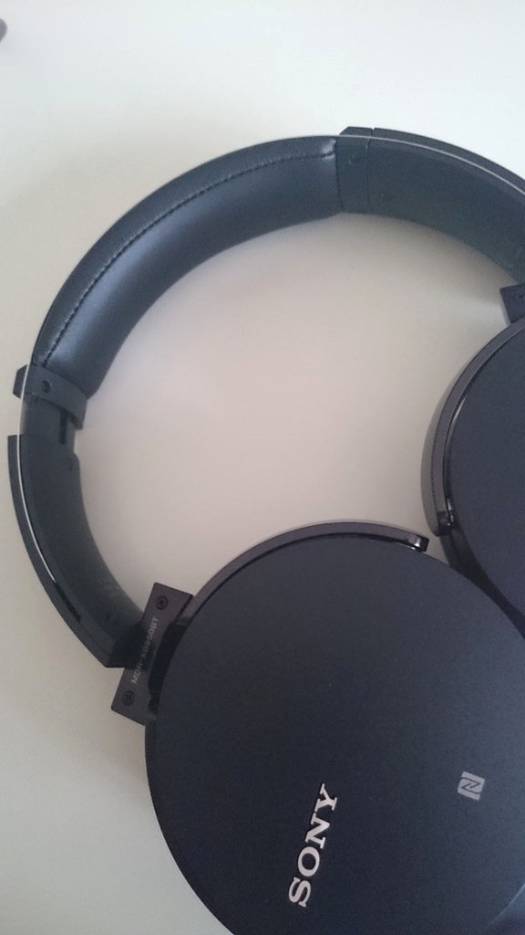 <p>Bu kulakl���n en �nemli �zelliklerinden birisi olan Bass Boost, ad�ndan da anla��laca�� gibi bas tonlar�n� daha g��l� duyman�z� sa�layan bir �zellik. Cihaz�n �zerindeki Bass Boost yaz�l� d��meye basman�zla aktif hale gelen bu �zellik sayesinde bas tonlar�n� daha g��l� ve net duymaya ba�l�yorsunuz. Bas tonlar�n�n yo�un oldu�u �ark�lar� seviyorsan�z bu �zelli�i s�rekli aktif tutacaks�n�zd�r. Mid ve tiz frekanslar�n�n yo�un oldu�u �ark�lar dinliyorsan�z Bass Boost �zelli�i size hitap etmeyebilir.</p>
