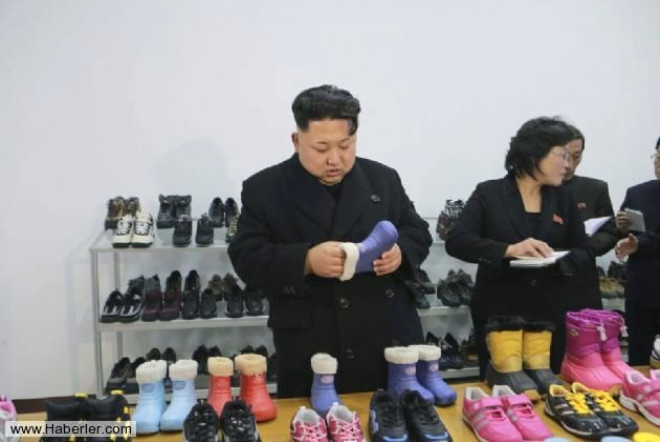 Kuzey Kore liderinin Kim Jong-un sk sk yapt fabrika ziyaretlerinin grntleri yaynlanyor. Grntleri ise olduka ilgi ekici...
