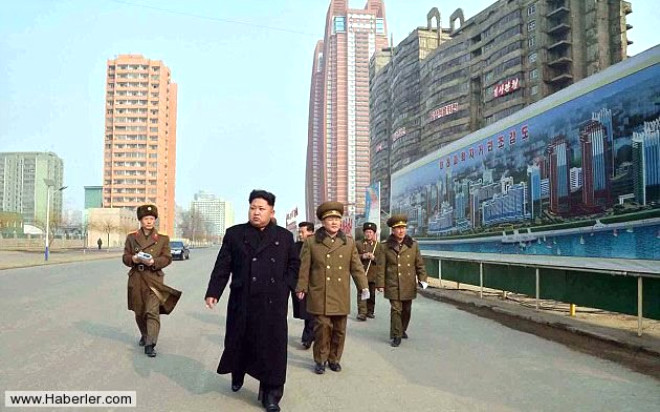 Sabah saatlerinde ise, Kim Jong Il ve eski liderlerden Kim Il Sung