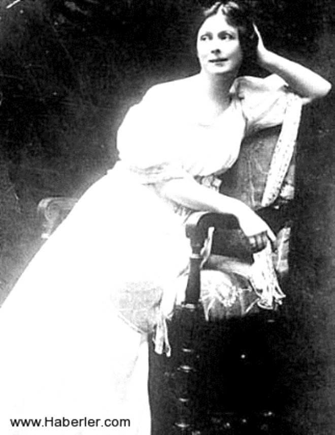 

Isadora Duncan, 1927 ylnda, kendisi kadar mehur earb, bindii otomobilin lastiine dolannca boularak ld.

 


