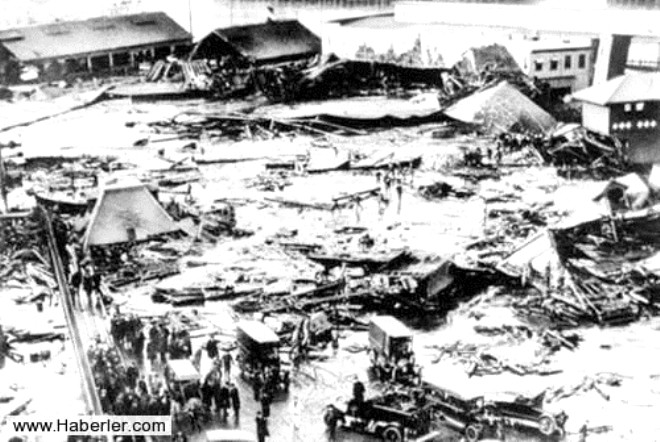 

1919 ylnda Boston eker pekmezi felaketinde 2 milyon galon eker pekmezi tayan tankn patlamas sonucu 21 kii ld ve 150 kii yaraland.

 


