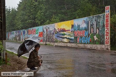 Ancak AP muhabiri sadece izin verilen b�lgelerin foto�raflar�n� �ekti ve Kuzey Kore devletinin izin verdi�i ki�ilerle konu�tu.
