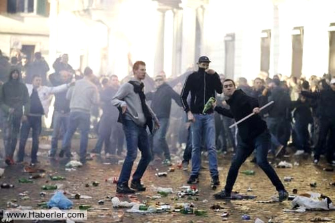 
Kentin barlaryla nl Campo dei Fiori meydannda taknlk yapan ve evredeki iyerlerine zarar veren Feyenoord taraftarlarna, talyan polisi mdahale etti.

 





