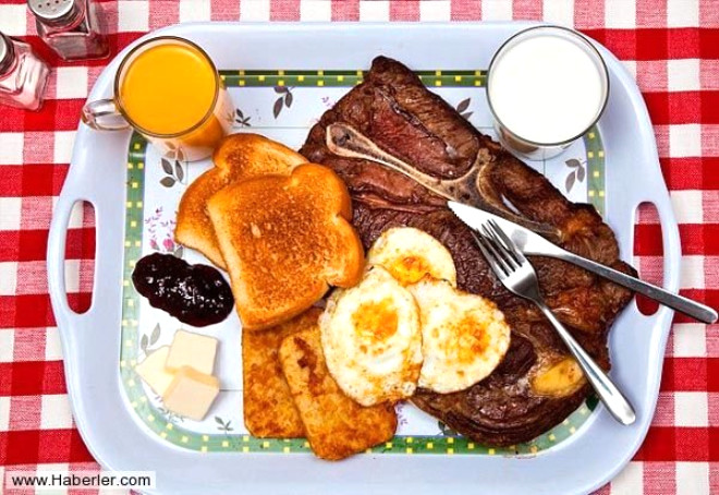 Ted Bundy son yemei olarak "zel" meny reddedince kendisine biftek, yumurta, kzarm ekmek, ya, st ve meyve suyu verildi.
