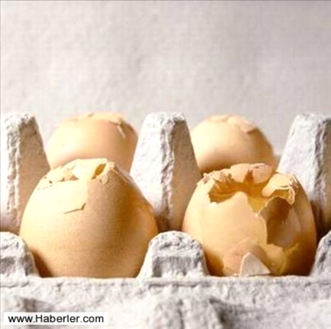 Krklklar ve cilt lekelerine kar 1 yumurta kabuu limon suyu ile kartrlp cilde uygulanabilir.
