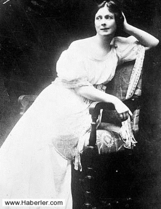 "Modern dansn anas" olarak tannan Isadora Duncan, 1927 ylnda, kendisi kadar mehur earb, bindii otomobilin lastiine dolannca boularak ld.
